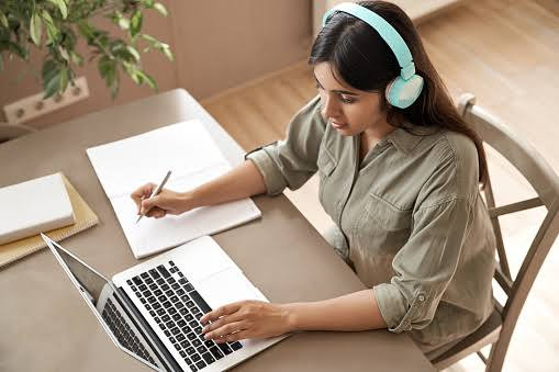 Google Form kini dapat dimanfaatkan untuk aktivitas pembelajaran, salah satunya adalah kuis online. Foto: Unsplash.com