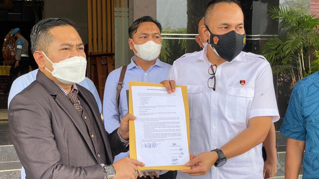 Kuasa Hukum Gubernur Banten, Asep Abdullah Busro, di Mapolda Banten. Foto: Dok. Istimewa