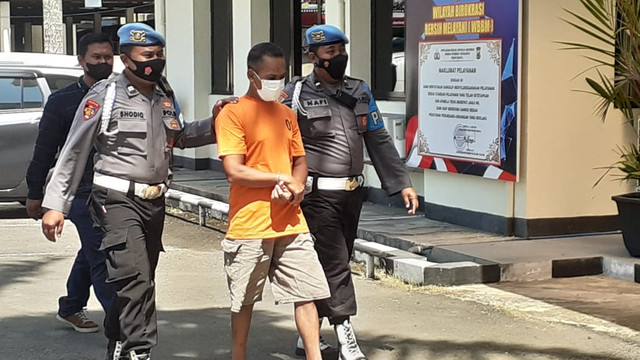 NY (50), tersangka aksi pencabulan pada anaknya sendiri saat diamankan Polres Bantul, Rabu (5/1/2022).