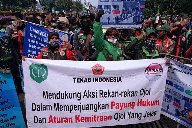 Massa gabungan dari Ojek online (Ojol) melakukan unjuk rasa di luar kawasan Monumen Nasional, Jakarta, Rabu (5/1/2022). Foto: Jamal Ramadhan/kumparan