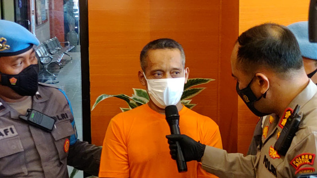 Polisi menangkap seorang pria berinisial NY (50) asal Pandak, Kabupaten Bantul. Pria tersebut mencabuli putri kandungnya sejak dari kelas 5 SD hingga kelas 1 SMK. Foto: Arfiansyah Panji Purnandaru/kumparan