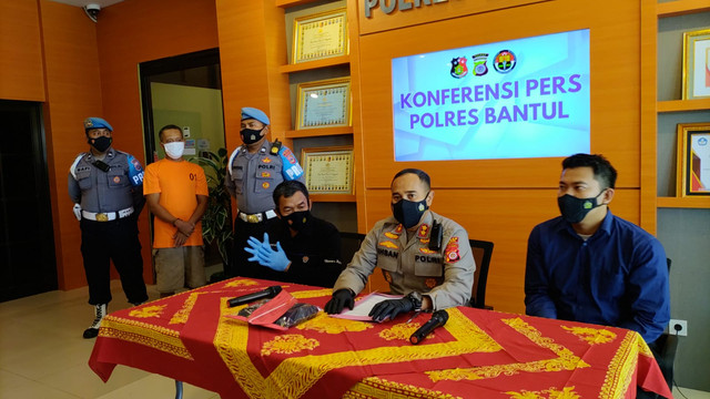 Polisi menangkap seorang pria berinisial NY (50) asal Pandak, Kabupaten Bantul. Pria tersebut mencabuli putri kandungnya sejak dari kelas 5 SD hingga kelas 1 SMK. Foto: Arfiansyah Panji Purnandaru/kumparan