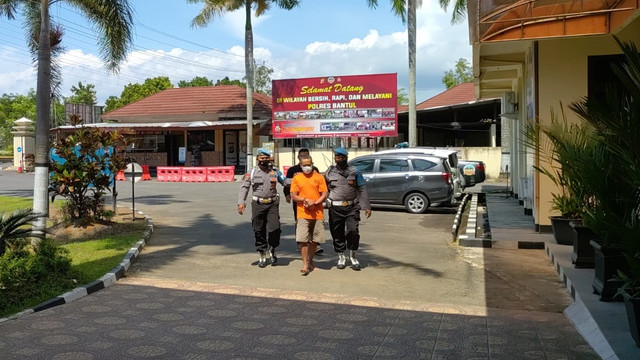 Polisi menangkap seorang pria berinisial NY (50) asal Pandak, Kabupaten Bantul. Pria tersebut mencabuli putri kandungnya sejak dari kelas 5 SD hingga kelas 1 SMK. Foto: Arfiansyah Panji Purnandaru/kumparan