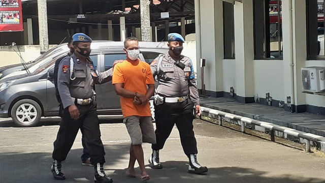 NY (50), ayah yang tega cabuli anaknya, saat diamankan Polres Bantul, Rabu (5/1/2022). Foto: Erfanto/Tugu Jogja