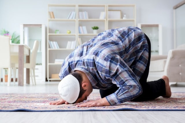 Ilustrasi melakukan sujud syukur sebagai wujud berterima kasih kepada Allah SWT. Foto: Shutterstock