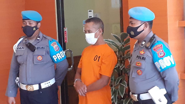NY (50), ayah di Bantul yang tega cabuli anaknya selama bertahun-tahun saat diamankan di Mapolres Bantul, Rabu (5/1/2022). Foto: Erfanto/Tugu Jogja.
