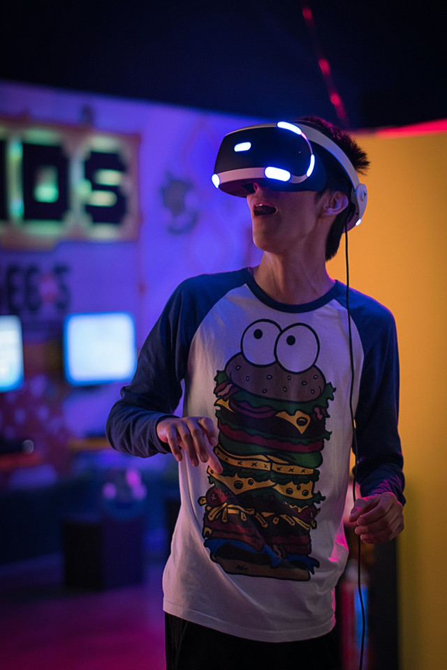 Memainkan Teknologi Virtual Reality | Foto : Unsplash.