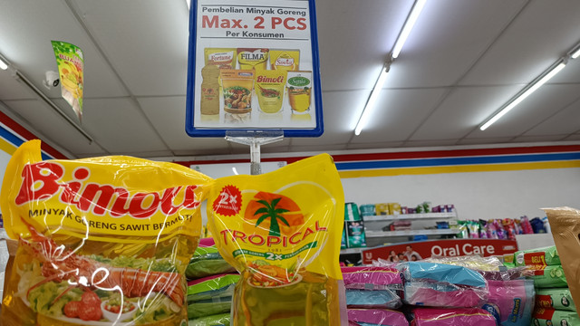 Minyak Goreng subsidi pemerintah kosong di gerai Ritel Jakarta. Foto: Ghinaa Rahmatika/kumparan