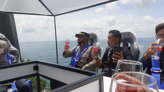 Pemandangan laut selatan di Ngopi In The Sky Gunungkidul. Foto: Erfanto/Tugu Jogja