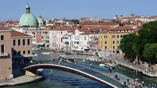 Jembatan kaca Ponte Della Costituzione di Venesia yang bikin turis terjatuh terpleset bakal diganti. Foto: Miguel Medina/AFP