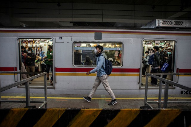 Ilustrasi penumpang berada di dalam rangkaian kereta rel listrik (KRL) di Stasiun Manggarai, Jakarta, Kamis (6/5). Foto: Aprillio Akbar/Antara Foto