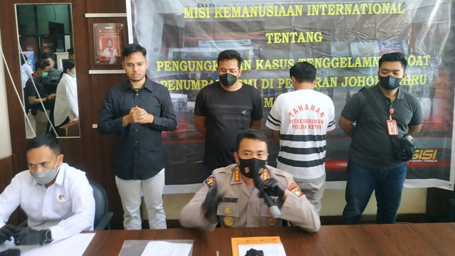 Bos pemilik kapal, Susanto alias Acing ikut dihadirkan dalam konferensi pers di Mapolda Kepri, Senin (3/1). Foto: Rega/kepripedia.com.