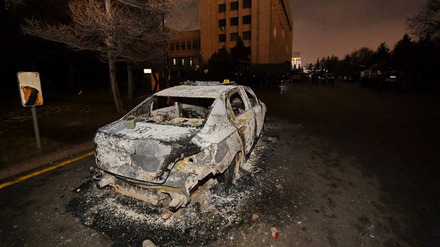 Sebuah mobil yang hangus selama protes terhadap kenaikan biaya LPG di Almaty, Kazakhstan Rabu (5/1/2022). Foto: Pavel Mikheyev/REUTERS