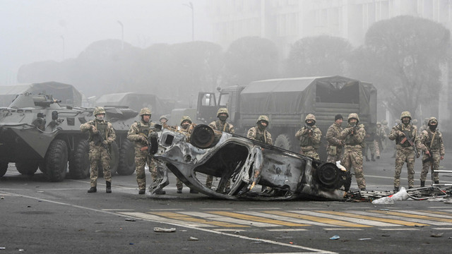 Pasukan terlihat di alun-alun utama tempat ratusan orang memprotes pemerintah atas kenaikan batas harga bahan bakar gas cair, di Almaty, Kazakhstan Kamis (6/1/2022).
 Foto: Mariya Gordeyeva/REUTERS