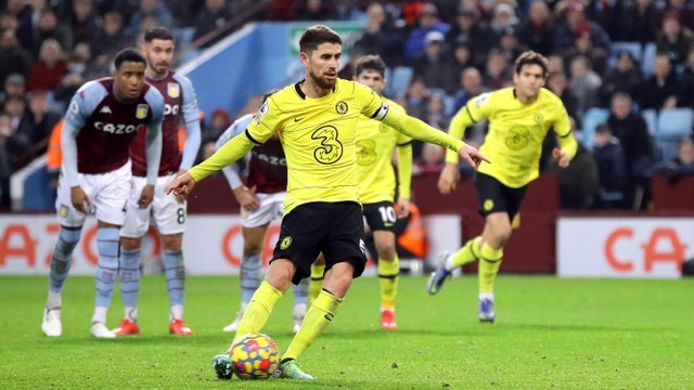 Pemain Chelsea Jorginho mencetak gol pertama dari titik penalti saat melawan Aston Villa di Villa Park, Birmingham, Inggris. Foto: David Klein/Reuters