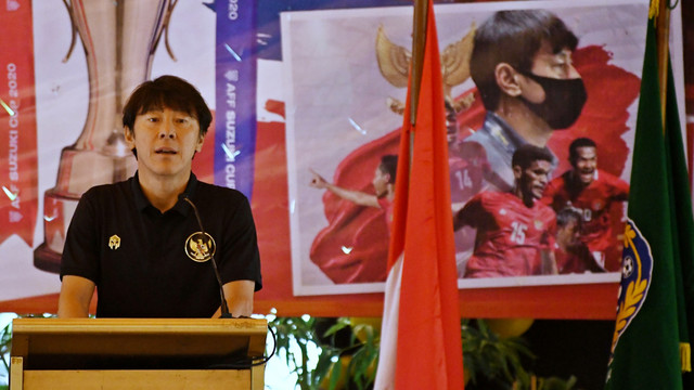 Pelatih Shin Tae-yong menyampaikan paparan dalam acara pelepasan Timnas Indonesia dalam Piala AFF 2020 usai karantina di Hotel Sultan, Jakarta, Kamis (6/1/2022). Foto: Aditya Pradana Putra/ANTARA FOTO