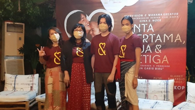 Putri Marino dan Angga Yunanda saat sapa warga Yogyakarta di Jogja City Mall, Rabu (5/1/2022). Foto: Len/Tugu Jogja