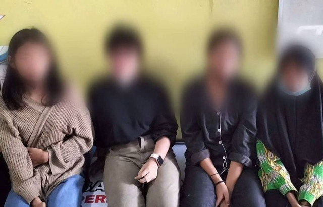 Empat pelaku perundungan di Pontianak saat berada di kantor polisi. Foto: Dok Hi!Pontianak