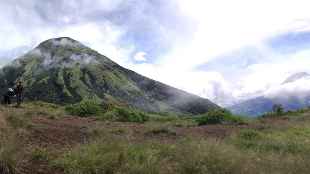 Gunung Sindoro dan Sumbing tampak dari puncak Gunung Kembang. Ketinggian Gunung Kembang kira-kira hanya separo dari Sindoro-Sumbing, tapi jalur pendakiannya yang curam membuat kami putus asa. Foto: Widi Erha Pradana