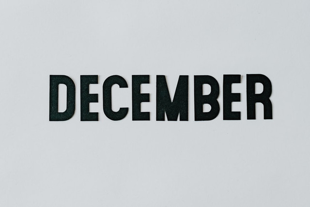 Ilustrasi Hari Besar Desember 2022. Sumber: Kelly Sikkema-Unsplash.com