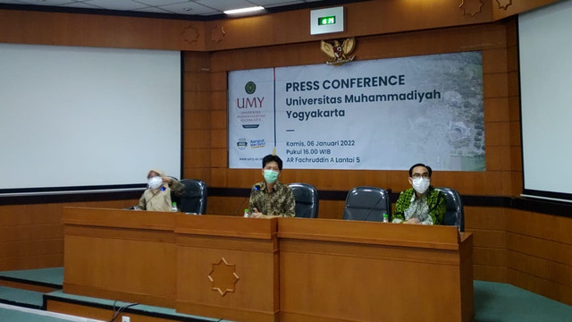 Rektor Universitas Muhammadiyah Yogyakarta (UMY) Gunawan Budiyanto (tengah) saat jumpa pers kasus pemerkosaan oleh mahasiswa UMY. Foto: Arfiansyah Panji Purnandaru/kumparan