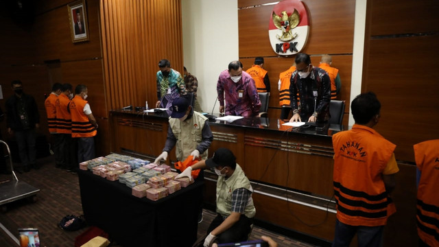 Petugas menunjukkan barang bukti sejumlah uang terkait dugaan korupsi di wilayah kota Bekasi, saat konferensi pers di Gedung KPK, Jakarta, Kamis (6/1/2022). Foto: Aditia Noviansyah/kumparan