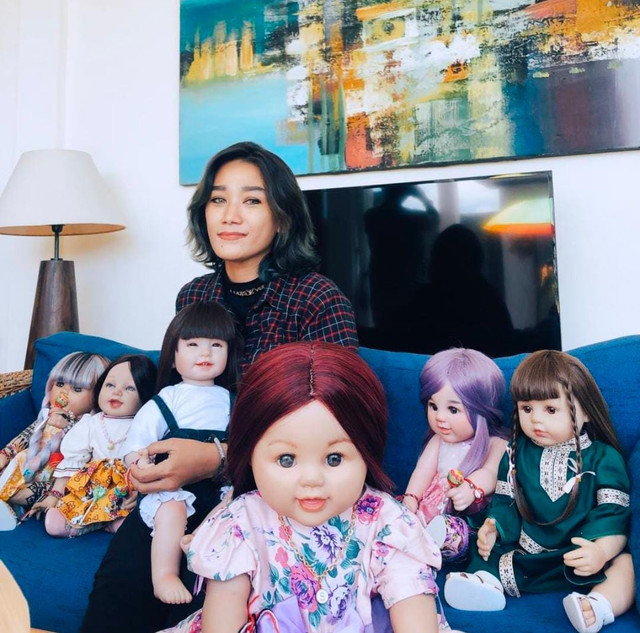 Queen Athena bersama Spirit Doll miliknya - IST