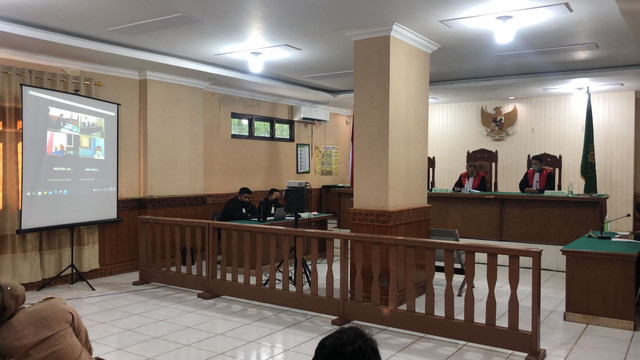 Persidangan perkara tindak pidana narkotika jenis sabu-sabu di PN Meulaboh, Aceh Barat, Kamis (6/1/2022). Foto: Siti Aisyah/acehkini