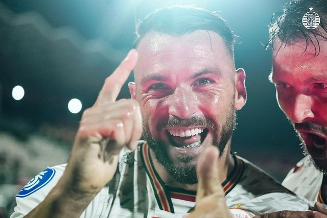 Pemain Persija Jakarta Marko Simic berselebrasi usai mencetak gol ke gawang PSIS Semarang, pada Liga 1 2021/22, Kamis (6/1). Foto: Instagram/@persija