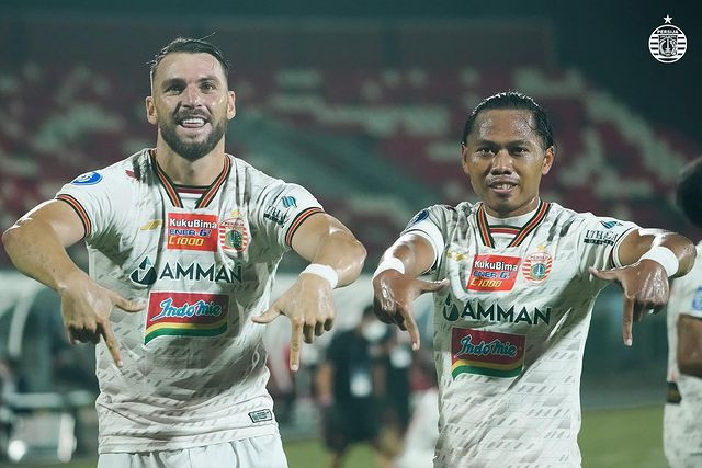 Pemain Persija Jakarta Marko Simic berselebrasi usai mencetak gol ke gawang PSIS Semarang, pada Liga 1 2021/22, Kamis (6/1). Foto: Instagram/@persija