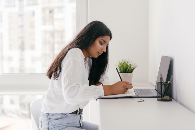 Ilustrasi cara cek spek laptop Windows 10. Foto: Mikhail Nilov/pexels