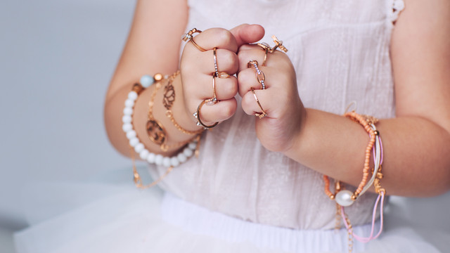 Cincin mainan bisa sangat berbahaya bila anak tidak sengaja menelannya. Foto: Shutter Stock