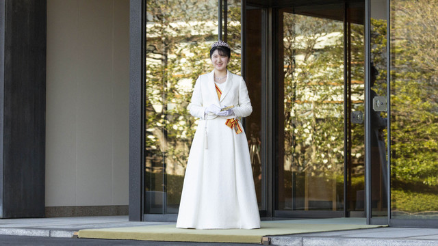 Putri Aiko dari Jepang, putri Kaisar Naruhito dan Permaisuri Masako, menyapa awak media pada acara pendewasaannya di Istana Kekaisaran di Tokyo. Foto: Yuichi Yamazaki / POOL / AFP
