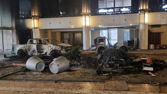 Mobil dan puing-puing yang terbakar selama protes yang dipicu oleh kenaikan harga bahan bakar terlihat di sebuah jalan di Almaty, Kazakhstan, Kamis (6/1/2022). Foto: Pavel Mikheyev/REUTERS