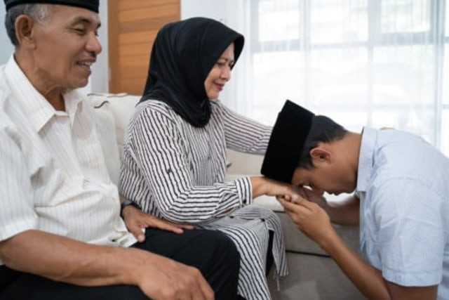 Ilustrasi menghormati dan mematuhi orang tua saat masih hidup menurut ajaran Islam. Foto: Pixabay