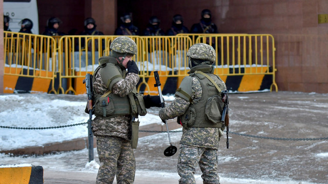Aparat penegak hukum memblokir jalan menuju Istana Akorda, kediaman presiden Kazakhstan, di Nur-Sultan, Kazakhstan, Kamis (6/1). Foto: Turar Kazangapov/REUTERS