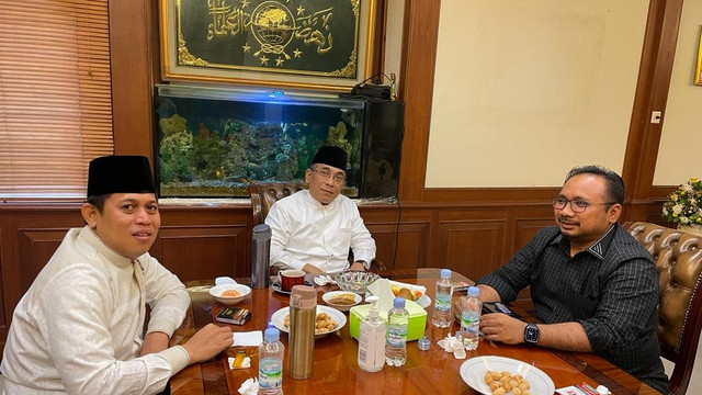 Yaqut Cholil Qoumas bersilaturahmi dengan Ketua Umum PBNU KH Yahya Cholil Staquf. Foto: Kemenag RI
