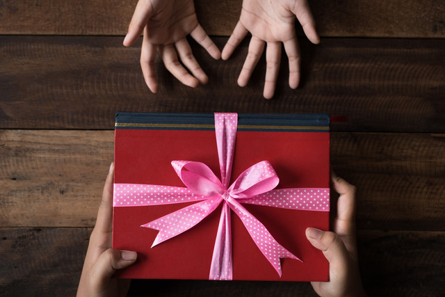 Ilustrasi hadiah buku. Foto: Shutter Stock