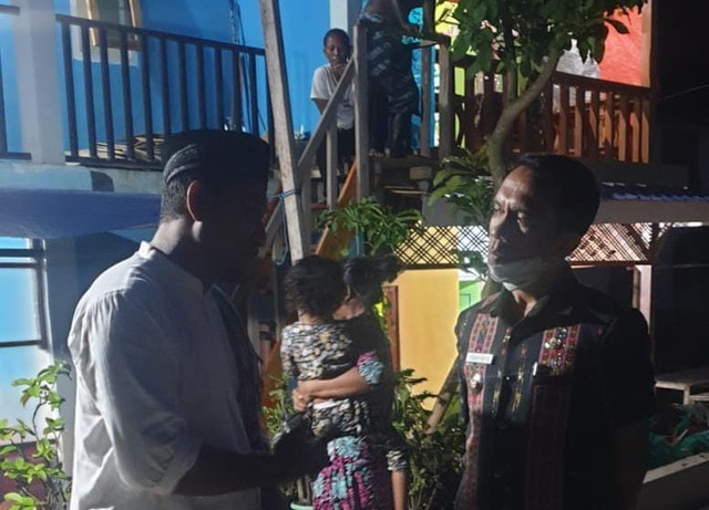 Keterangan foto: Saat Camat Komodo menemui warga di Wilayah KSPN (Foto : Engkos Pahing).