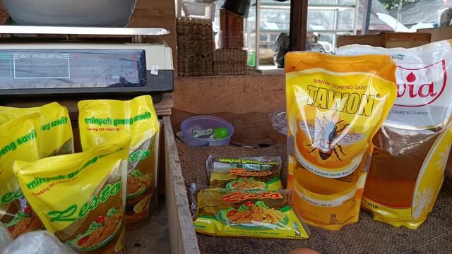 Minyak Goreng Rp 14.000 kosong di PD Pasar Raya Cijantung. Foto: Ghinaa Rahmatika/kumparan