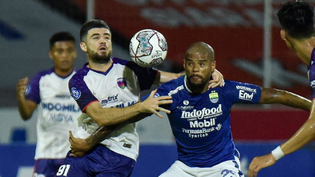 Persib melawan Persita dalam laga pekan ke-18 Liga 1 2021/22 di Stadion Gelora Ngurah Rai Denpasar, Bali, pada Jumat (7/1) malam WIB. Foto: Twitter/@persib