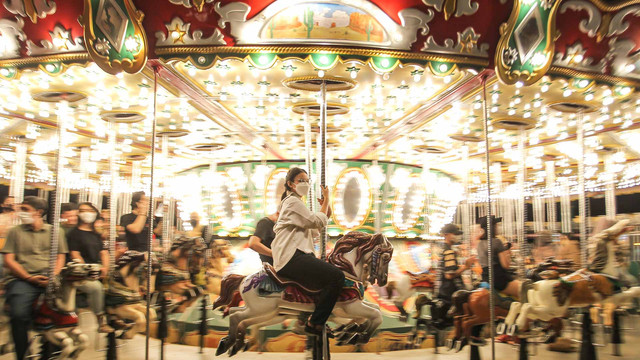 Pengunjung bermain wahana Turangga Rangga saat mengunjungi Dufan Night di Taman Impian Jaya Ancol, Jakarta, Jumat (7/1/2022). Foto: Dhemas Reviyanto/ANTARA FOTO