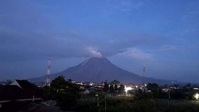 Gunung Sinabung keluarkan asap putih pada Sabtu (8/1) pagi.  Foto: dok PVMBG