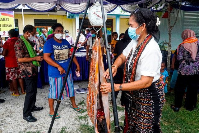 Seorang bidan memeriksa berat badan anak-anak di Desa Bokong, berat badan menjadi salah satu tolak ukur seorang anak mengalami gizi buruk. Foto: Iqbal Firdaus/kumparan