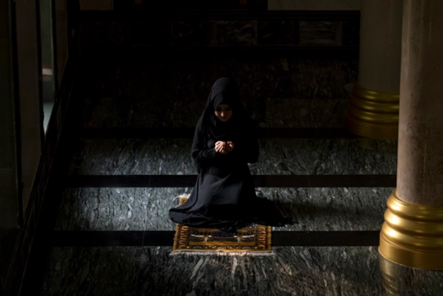 Ilustrasi wanita membaca astagfirullah. Foto: freepik.com/jaynothing
