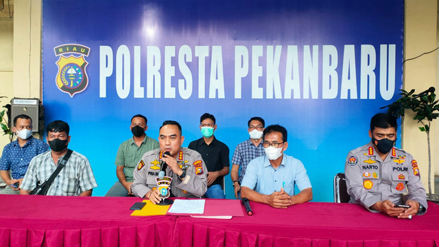 KAPOLRESTA Pekanbaru, Kombes Pol Pria Budi, diakhir pekan gelar konferensi pers bersama orang tua pelaku dan korban pemerkosaan, Sabtu (8/1/2022), di Mapolresta Pekanbaru. (FOTO: SELASAR RIAU/DEFRI CANDRA)  