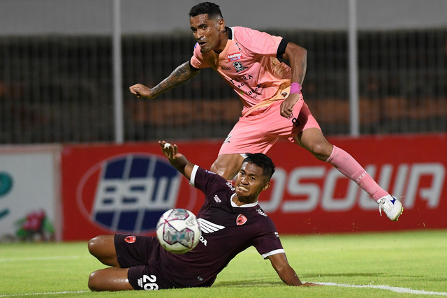 Pemain Madura United Beto Goncalves (kanan) berebut bola dengan pemain PSM Makassar Ganjar Mukti pada Liga 1 di Stadion Kompyang Sujana, Denpasar, Bali, Sabtu (8/1/2022). Foto: Nyoman Budhiana/ANTARA FOTO