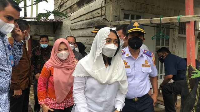 Menteri PPPA mengunjungi kediaman anak korban pemerkosaan di Nagan Raya, Aceh. Foto: Siti Aisyah/acehkini