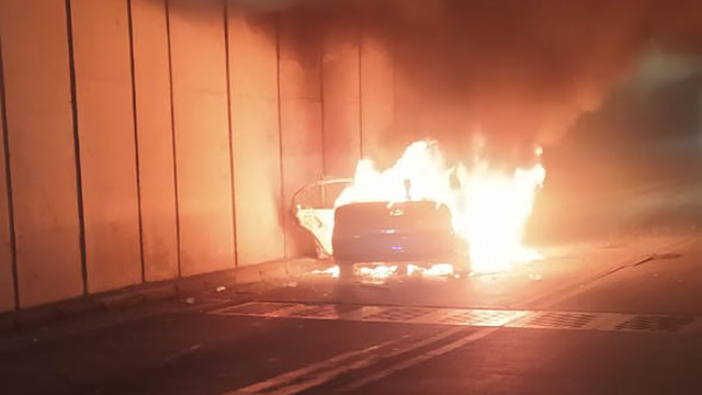 Mobil Terbakar sekitar pukul 02.00 Wib dini hari, di terowongan Gandaria City, Jakarta Selatan. Foto: Twitter/@TMCPoldaMetro