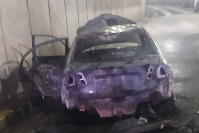 Mobil Terbakar sekitar pukul 02.00 Wib dini hari, di terowongan Gandaria City, Jakarta Selatan. Foto: Twitter/@TMCPoldaMetro